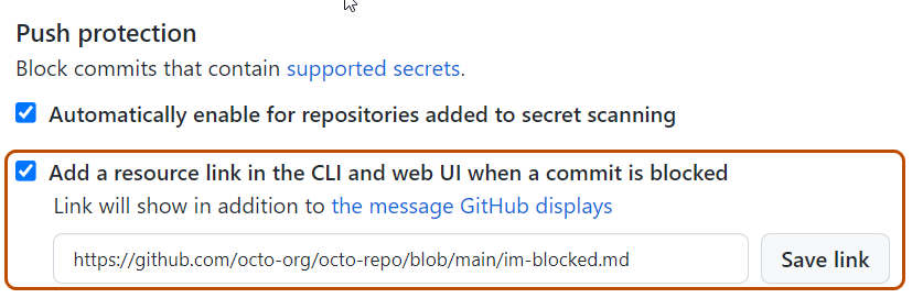 Captura de pantalla de la sección "Protección de inserción" en la página "Seguridad y análisis del código". La casilla "Agregar un vínculo de recursos en la CLI y la interfaz de usuario web cuando se bloquea una confirmación" y el campo de texto del vínculo personalizado se resaltan con un contorno naranja oscuro.