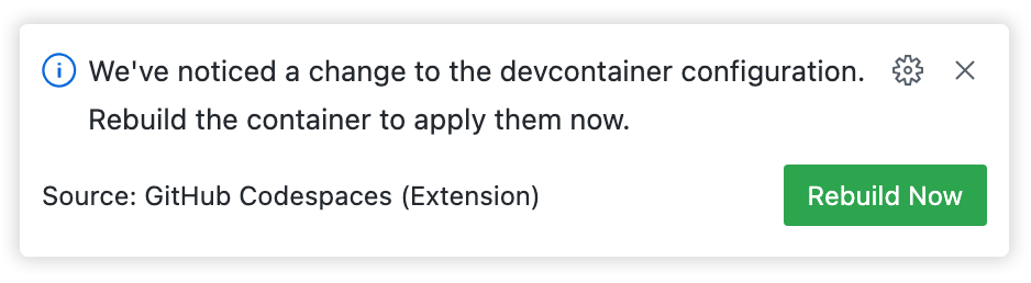 Capture d’écran du message : « Nous avons remarqué un changement dans la configuration du conteneur de développement ». En dessous se trouve le bouton « Regénérer maintenant ».