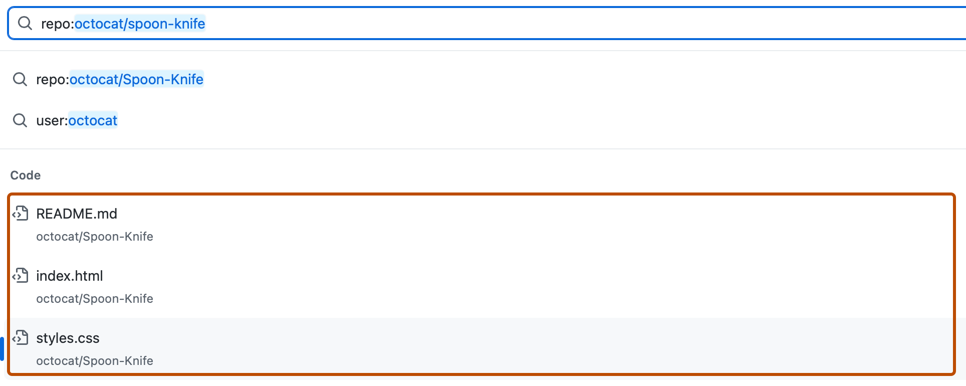 Capture d’écran d’une recherche pour « repo:octocat/spoon-knife ». Les résultats du code sont présentés dans un encadré orange foncé.